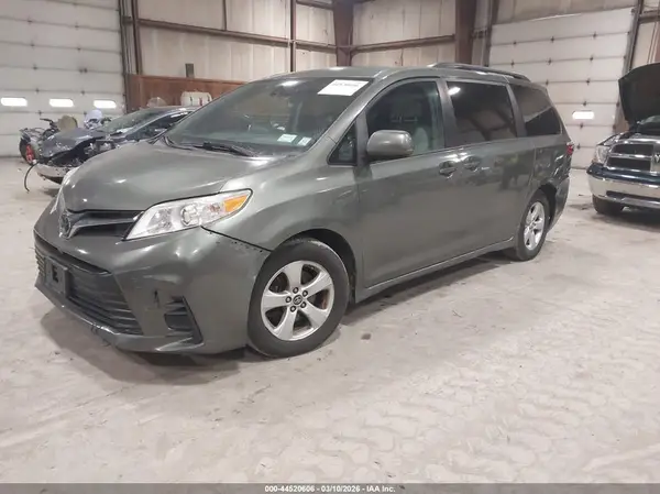 5TDKZ3DCXJS930006 2018 TOYOTA SIENNA - Image 2