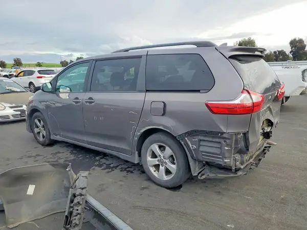 5TDKZ3DCXJS930068 2018 TOYOTA SIENNA - Image 2