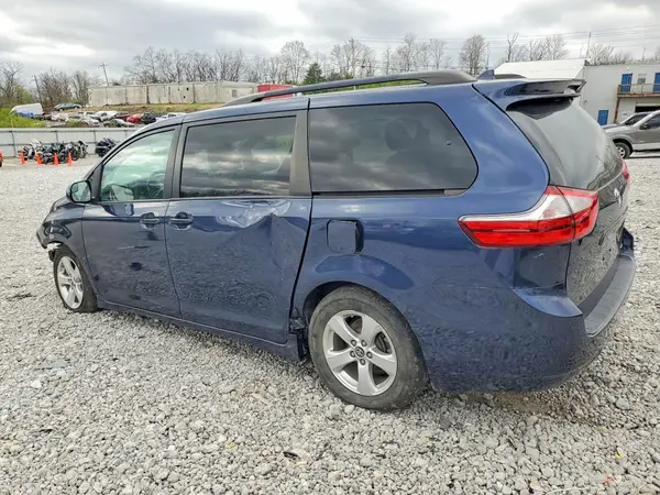 5TDKZ3DCXJS930314 2018 TOYOTA SIENNA - Image 2