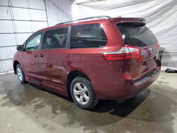 5TDKZ3DCXJS930409 2018 TOYOTA SIENNA - Image 2