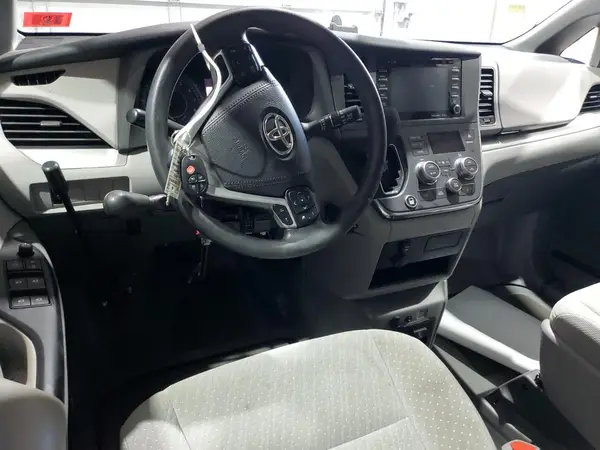 5TDKZ3DCXJS930409 2018 TOYOTA SIENNA - Image 8
