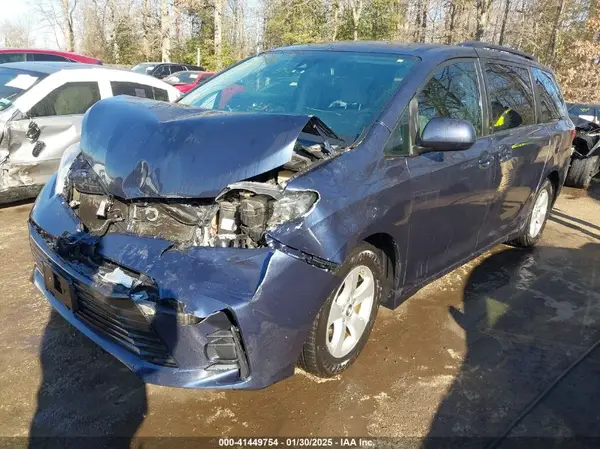 5TDKZ3DCXJS930619 2018 TOYOTA SIENNA - Image 2