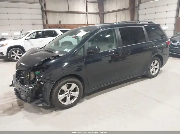 5TDKZ3DCXJS933018 2018 TOYOTA SIENNA - Image 2