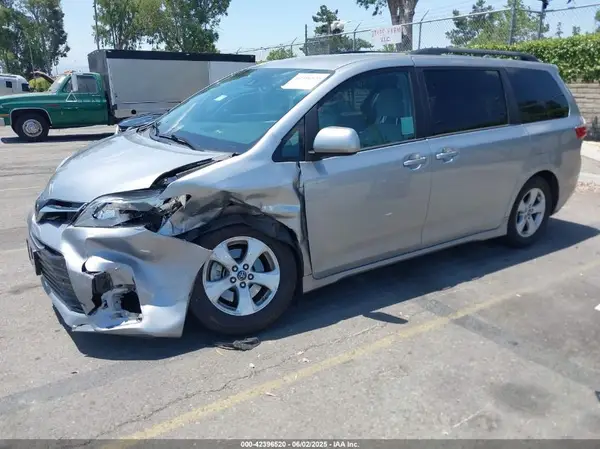 5TDKZ3DCXJS937151 2018 TOYOTA SIENNA - Image 2