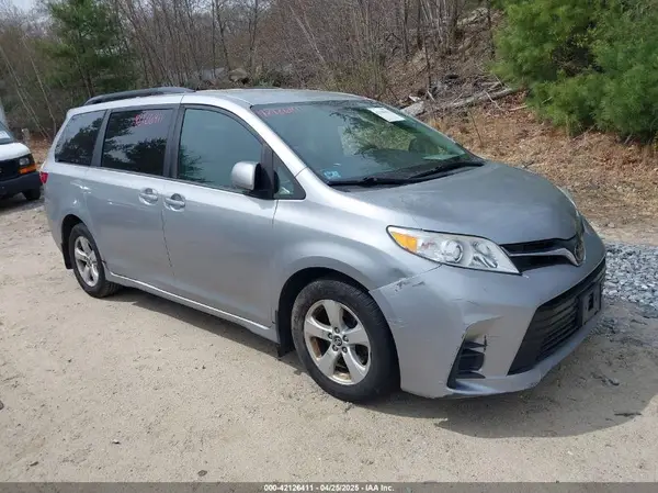 5TDKZ3DCXJS937540 2018 TOYOTA SIENNA - Image 1