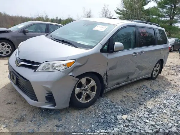 5TDKZ3DCXJS937540 2018 TOYOTA SIENNA - Image 2