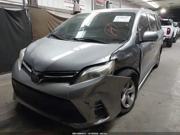 5TDKZ3DCXJS937683 2018 TOYOTA SIENNA - Image 2
