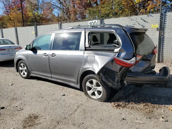 5TDKZ3DCXJS940664 2018 TOYOTA SIENNA - Image 2