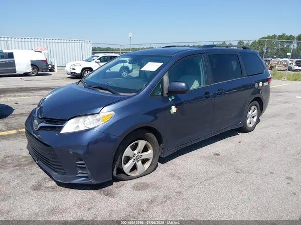 5TDKZ3DCXJS941037 2018 TOYOTA SIENNA - Image 2