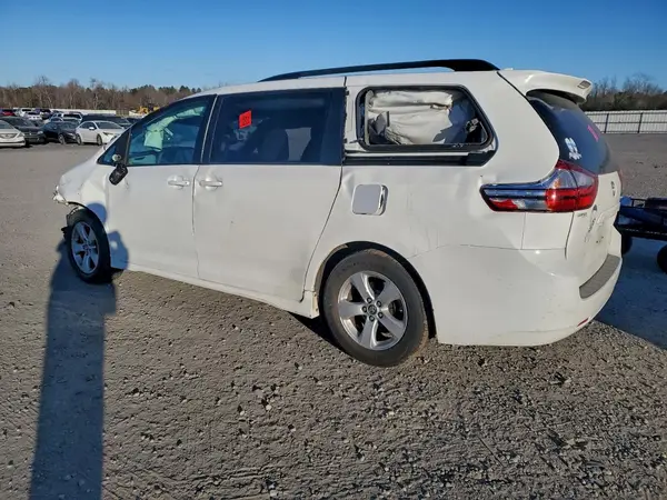 5TDKZ3DCXJS942592 2018 TOYOTA SIENNA - Image 2
