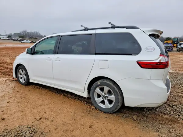 5TDKZ3DCXJS942947 2018 TOYOTA SIENNA - Image 2