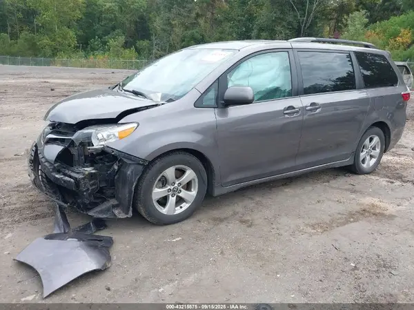 5TDKZ3DCXJS944116 2018 TOYOTA SIENNA - Image 2