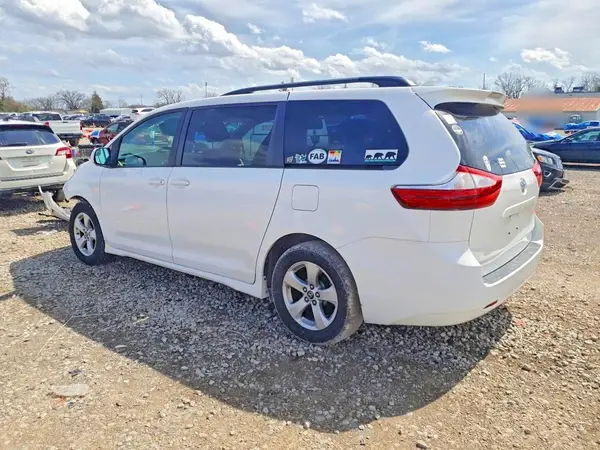 5TDKZ3DCXJS944178 2018 TOYOTA SIENNA - Image 2