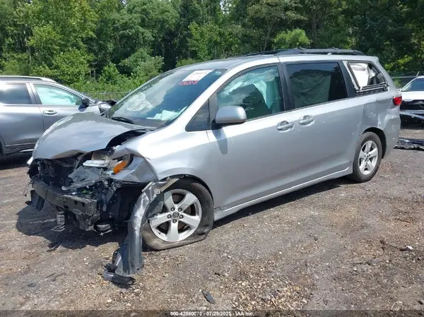 5TDKZ3DCXJS948439 2018 TOYOTA SIENNA - Image 2