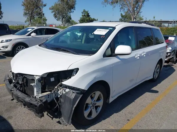 5TDKZ3DCXJS954645 2018 TOYOTA SIENNA - Image 2