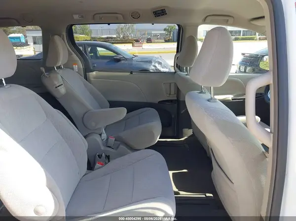 5TDKZ3DCXJS954645 2018 TOYOTA SIENNA - Image 8
