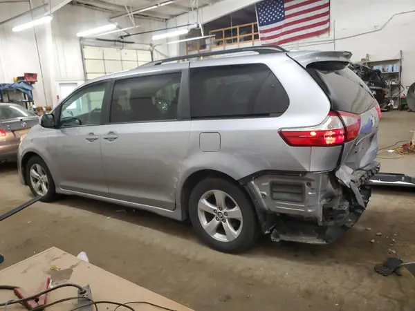 5TDKZ3DCXJS955049 2018 TOYOTA SIENNA - Image 2
