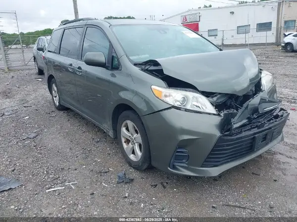 5TDKZ3DCXJS957822 2018 TOYOTA SIENNA - Image 1