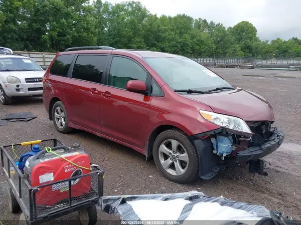 5TDKZ3DCXJS958114 2018 TOYOTA SIENNA - Image 1