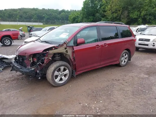 5TDKZ3DCXJS958114 2018 TOYOTA SIENNA - Image 2