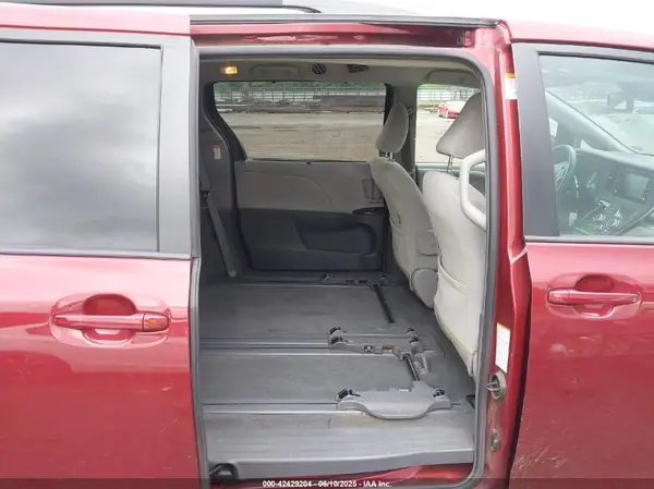 5TDKZ3DCXJS958114 2018 TOYOTA SIENNA - Image 8
