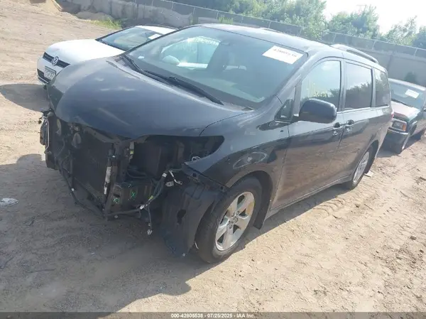 5TDKZ3DCXJS958579 2018 TOYOTA SIENNA - Image 2
