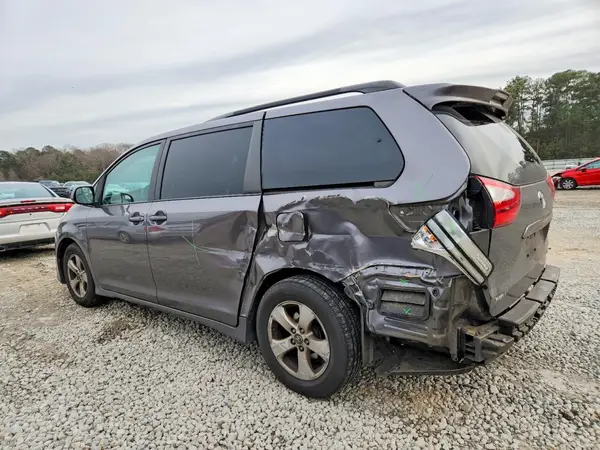 5TDKZ3DCXJS960073 2018 TOYOTA SIENNA - Image 2