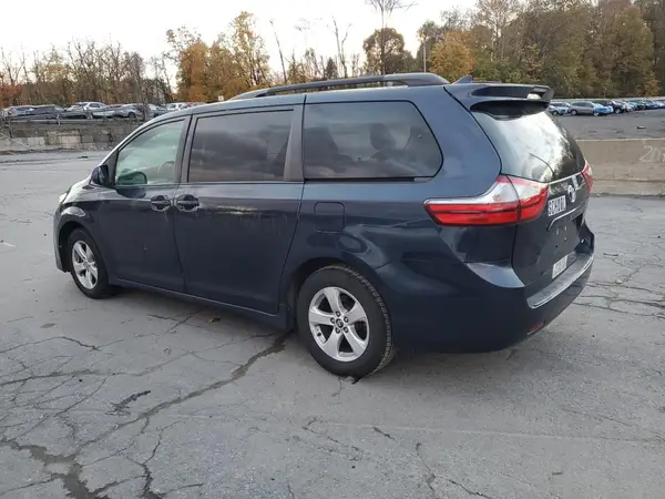 5TDKZ3DCXJS961420 2018 TOYOTA SIENNA - Image 2