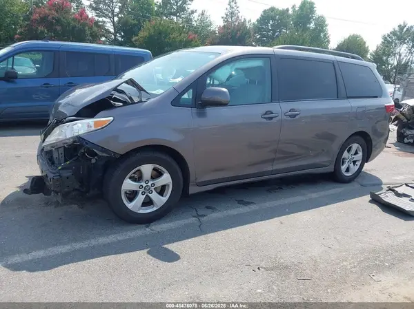 5TDKZ3DCXJS965483 2018 TOYOTA SIENNA - Image 2