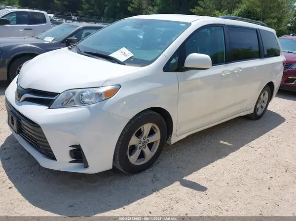 5TDKZ3DCXKS010555 2019 TOYOTA SIENNA - Image 2