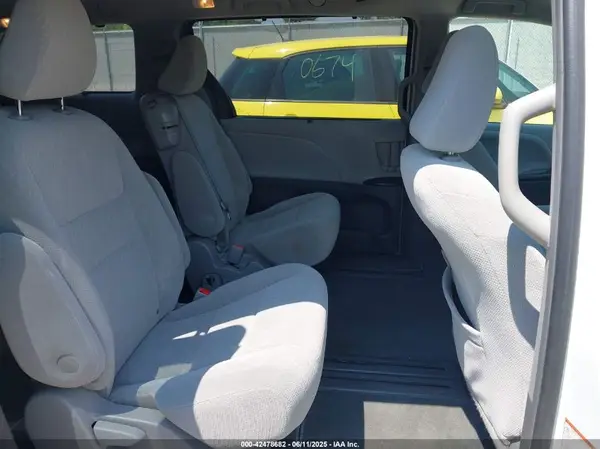 5TDKZ3DCXKS010555 2019 TOYOTA SIENNA - Image 8