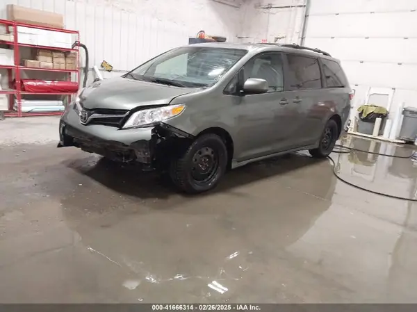 5TDKZ3DCXKS012628 2019 TOYOTA SIENNA - Image 2