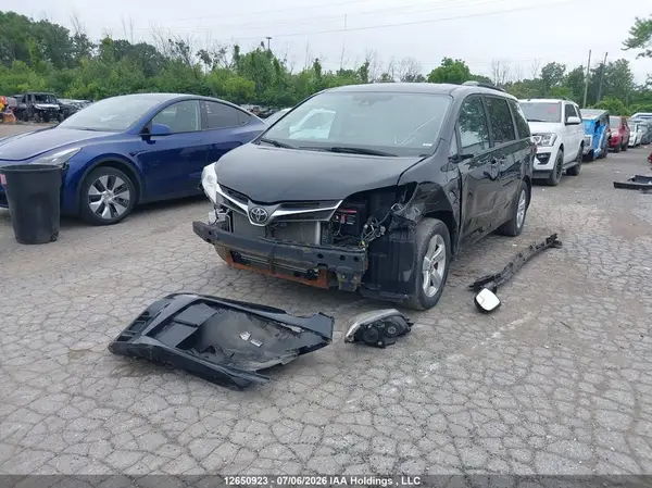 5TDKZ3DCXKS015626 2019 TOYOTA SIENNA - Image 2