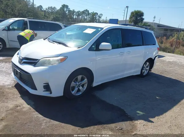 5TDKZ3DCXKS018364 2019 TOYOTA SIENNA - Image 2