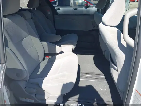 5TDKZ3DCXKS018364 2019 TOYOTA SIENNA - Image 8