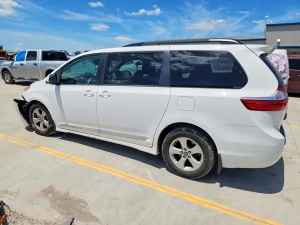 5TDKZ3DCXKS966313 2019 TOYOTA SIENNA - Image 2