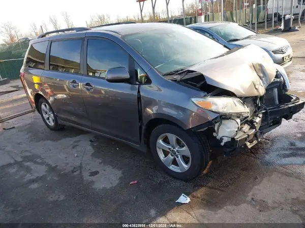 5TDKZ3DCXKS966540 2019 TOYOTA SIENNA - Image 1