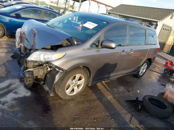 5TDKZ3DCXKS966540 2019 TOYOTA SIENNA - Image 2