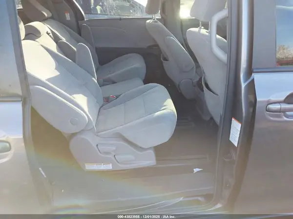 5TDKZ3DCXKS966540 2019 TOYOTA SIENNA - Image 8