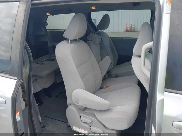 5TDKZ3DCXKS974430 2019 TOYOTA SIENNA - Image 8