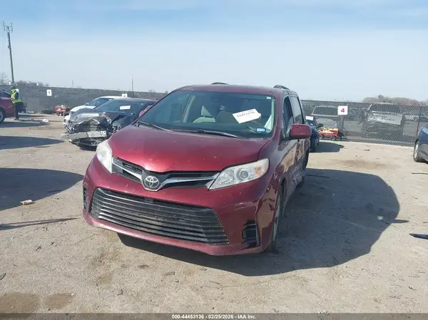 5TDKZ3DCXKS985816 2019 TOYOTA SIENNA - Image 2