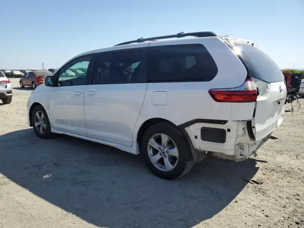 5TDKZ3DCXKS989543 2019 TOYOTA SIENNA - Image 2