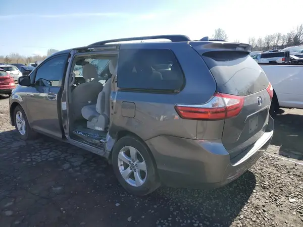 5TDKZ3DCXKS997321 2019 TOYOTA SIENNA - Image 2