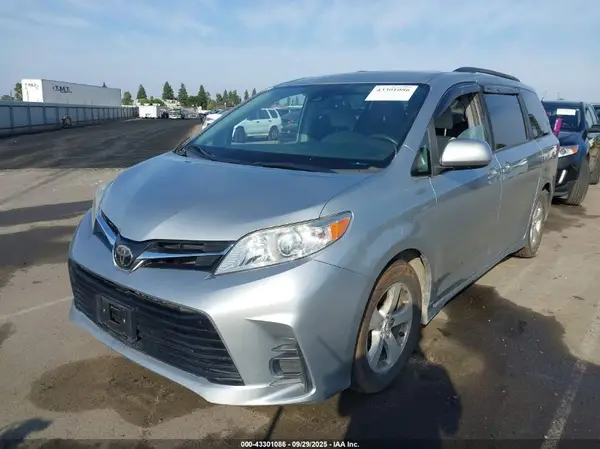 5TDKZ3DCXKS998565 2019 TOYOTA SIENNA - Image 2