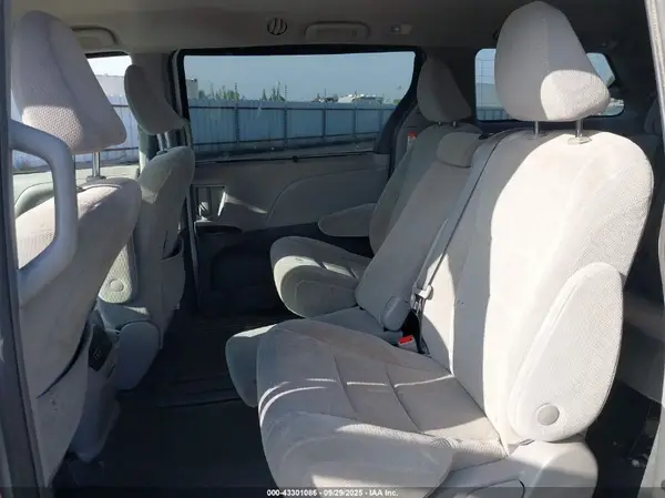5TDKZ3DCXKS998565 2019 TOYOTA SIENNA - Image 8