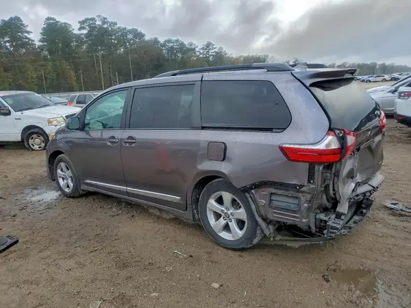 5TDKZ3DCXKS998811 2019 TOYOTA SIENNA - Image 2