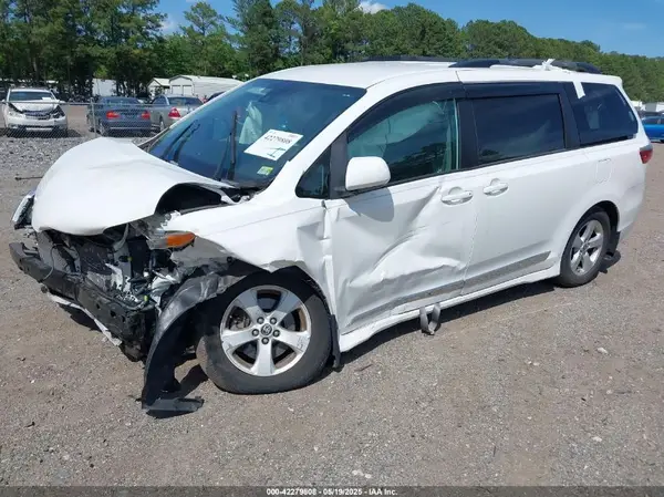 5TDKZ3DCXLS059272 2020 TOYOTA SIENNA - Image 2
