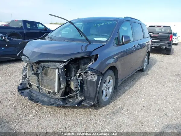 5TDKZ3DCXLS066268 2020 TOYOTA SIENNA - Image 2