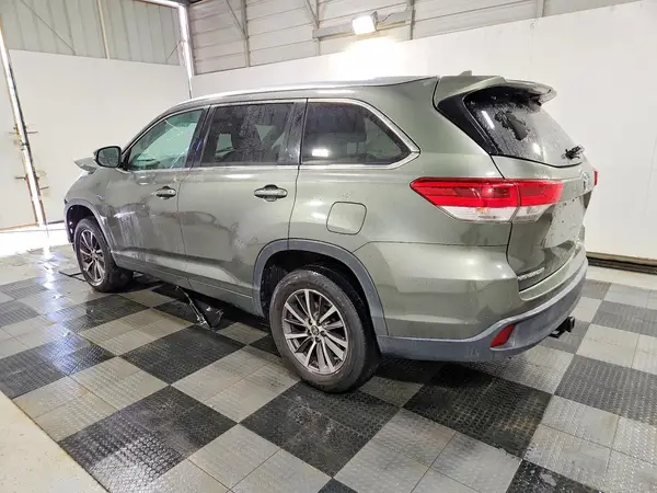 5TDKZRFH0HS188897 2017 TOYOTA HIGHLANDER - Image 2