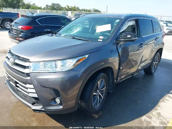 5TDKZRFH0HS208677 2017 TOYOTA HIGHLANDER - Image 2